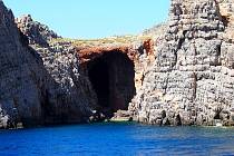 Ostrov Spinalonga a jeho okolí jsou turisty vyhledávaným a atmosférou neopakovatelným místem. V minulosti jej obývali lidé zasažení nevyléčitelnou nemocí. I oni se snažili důstojně žít.