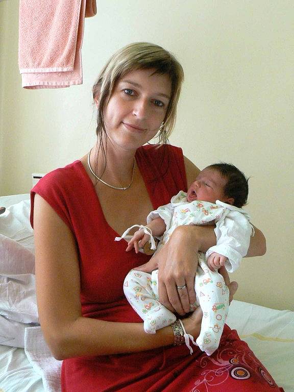 20. srpna v 15 hodin a 18 minut se mamince Pavlíně narodila malá Viktorie Popková, která měřila 52 centimetrů a vážila 4150 gramů. Doma ve Slovči se na obě už těší jedenáctiletá dvojčata Vojtěch a Matěj a taťka Jan.