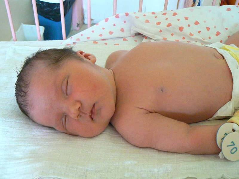 Rodiče Petra a Erik z Milovic si přáli jako své první miminko holčičku a taky jim to vyšlo. 14. srpna v 8 hodin a 15 minut se jim narodila Aneta Rathouská. Může se chlubit váhou 4010 gramů a délku 50 centimetrů.