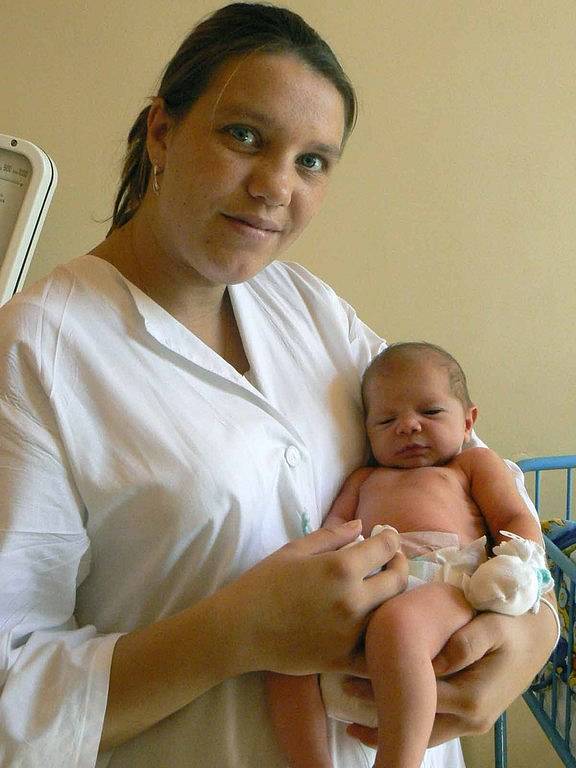 Mamince Jeleně se 15. srpna v 18 hodin a 48 minut narodila malá Adrianka Sabolová, měřila půl metru a jeden centimetr a vážila 3,5 kilogramu. Pyšný tatínek Ján si obě odveze domů do Milovic.