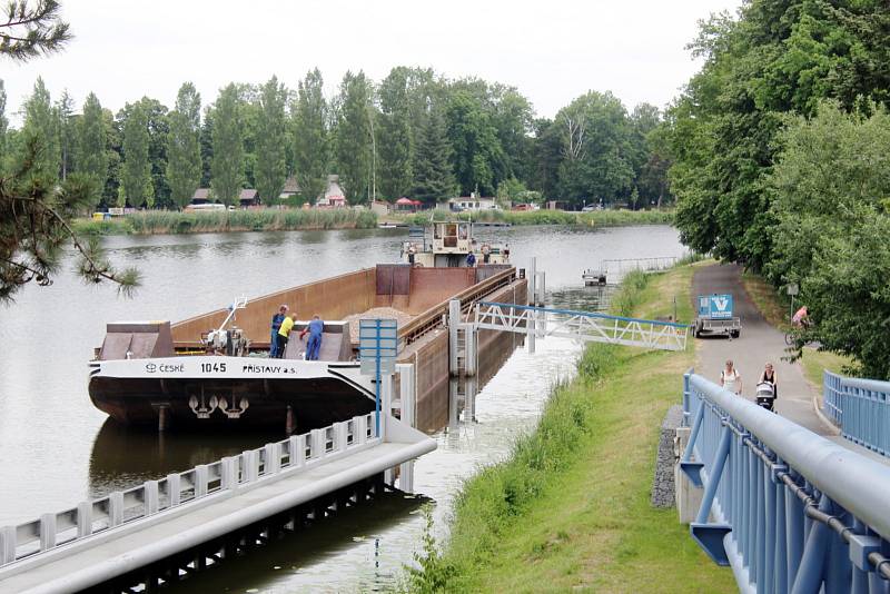 Velká nákladní loď, která v úterý 29. června 2021 převeze střední část lávky nad řeku, už kotví v Nymburce.