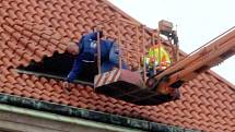 Odstranění utrženého plechu ze střechy radnice zkomplikovalo dopravu v centru Nymburka.