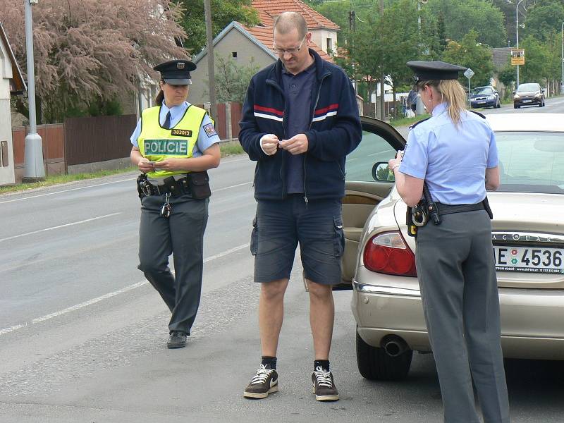 Při dopravní akci asistovaly děti z Kostelní Lhoty