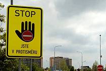 Takto vypadá nová značka, která varuje řidiče i u nájezdu na dálnici u Poděbrad.