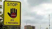 Takto vypadá nová značka, která varuje řidiče i u nájezdu na dálnici u Poděbrad.