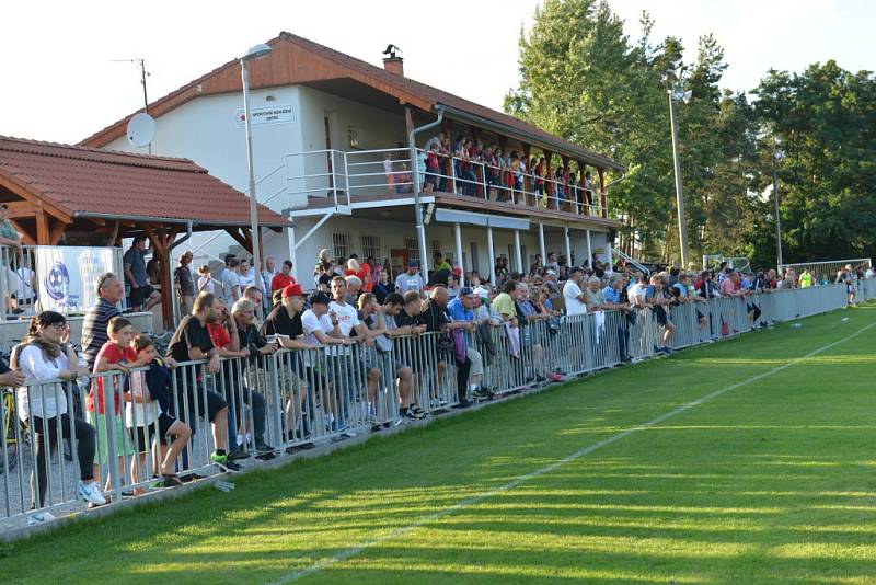 Z fotbalového utkání divize Ostrá - Kolín (0:0, pen. 7:8)