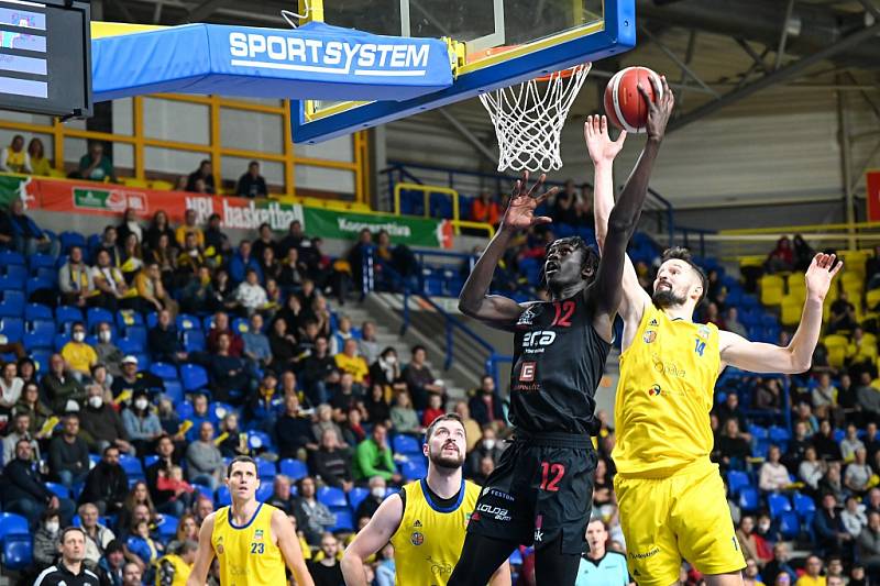 Z basketbalového utkání Kooperativa NBL Opava - Nymburk (100:98)