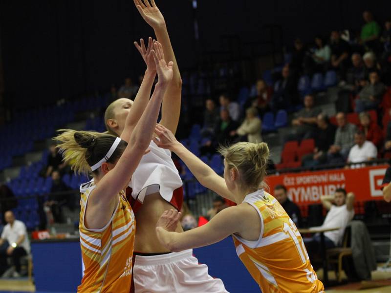 Z basketbalového utkání play off nejvyšší soutěže žen Nymburk - VŠ Praha (70:55)