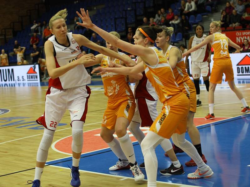 Z basketbalového utkání play off ŽBL Nymburk - VŠ Praha (90:78)