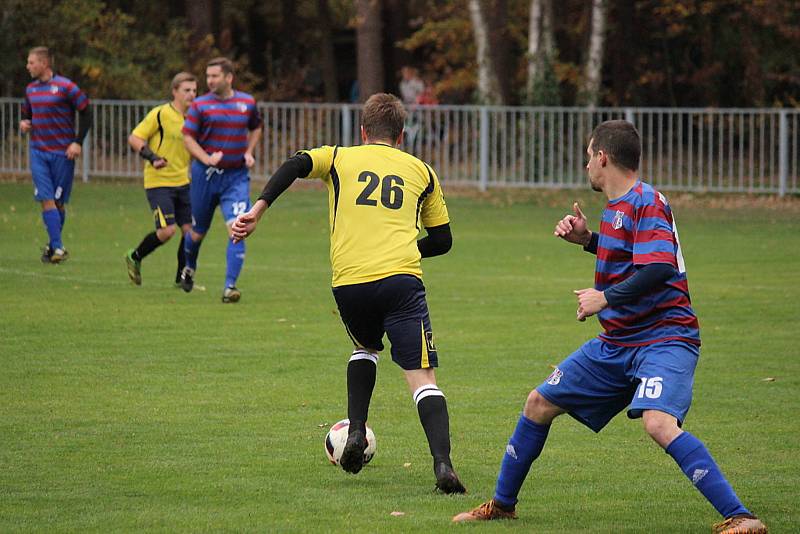 Okresní fotbalové derby I.B třídy vyhrála Loučeň, doma porazila Pátek 4:2.