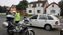 Policisté rozdávali motocyklistům  reflexní šle