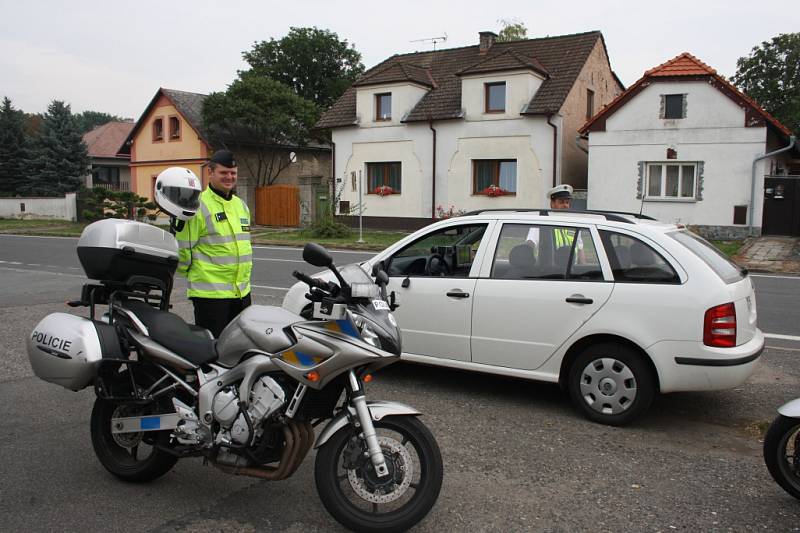 Policisté rozdávali motocyklistům  reflexní šle