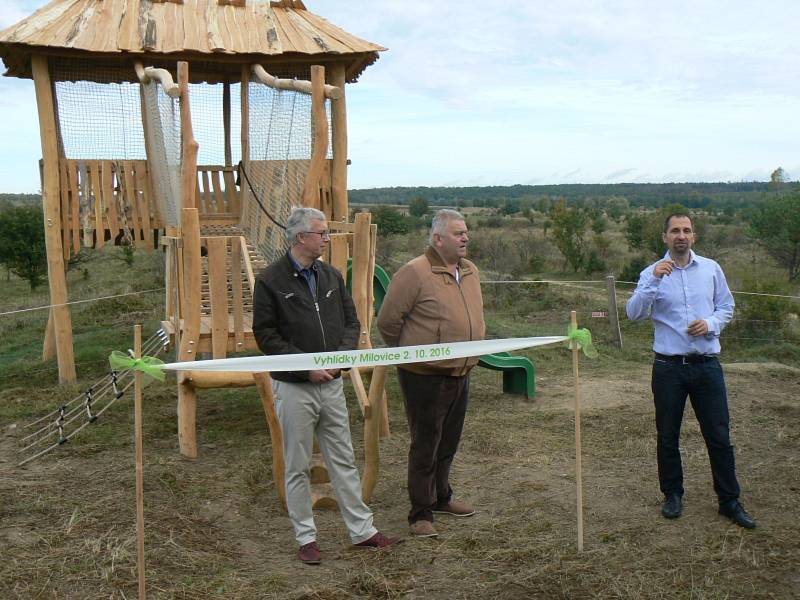 Kolem pastvin divokých zvířat byly instalovány vyhlídky.