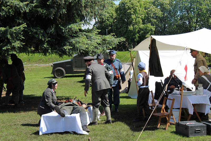 Členové klubů vojenské historie a legionářské obce z celé České republiky připomněli pod nymburskými hradbami události z července roku 1917.