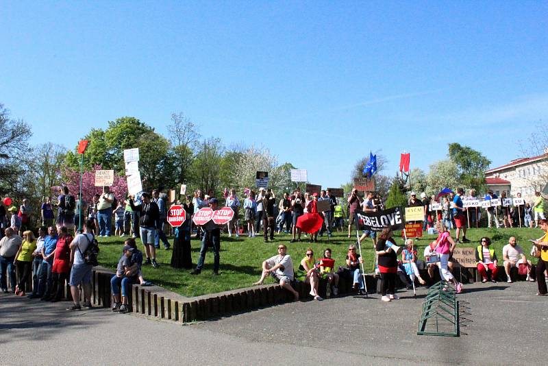 Protesty v Nymburce při jednání sjezdu komunistů a maškarní průvod.