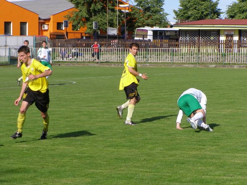 Z fotbalového derby krajského přeboru Polaban Nymburk - Litol (5:2)