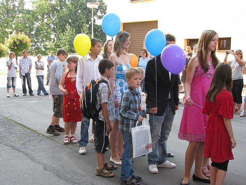 Naposledy vyšli deváťáci ze školy v Sadské a se slzami v očích se s ní rozloučili.