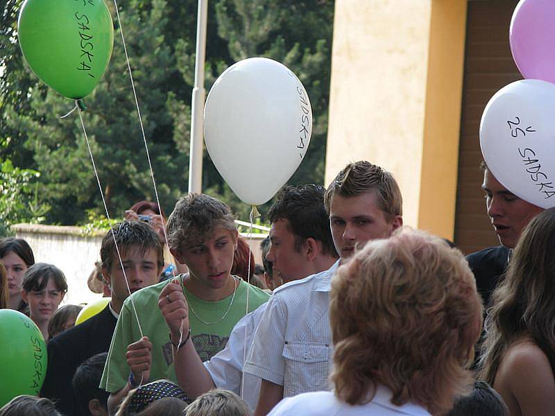 Naposledy vyšli deváťáci ze školy v Sadské a se slzami v očích se s ní rozloučili.