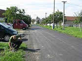 Silnice kolem základní školy v Hořátvi se dočkala opravy. 