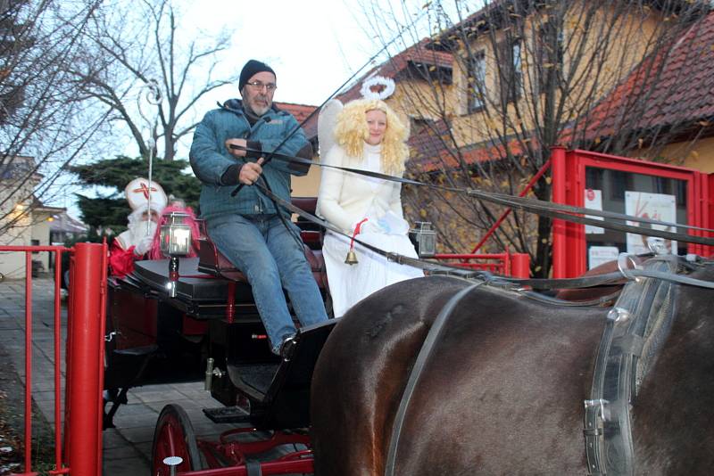 Čerty, Mikuláše a anděla přivezl  v neděli 5. prosince 2021 na nymburské náměstí povoz tažený dvěma koňmi.