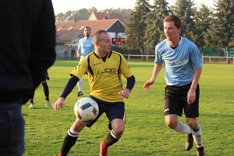 Fotbalové okresní derby I.B třídy vyhrála Sokoleč (v modrém), doma porazila Pátek jasně 5:2.