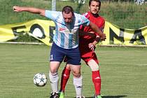 Kanonýr Jiří Koula (v modrobílém) strávil svá nejlepší fotbalová léta doma v Poříčanech