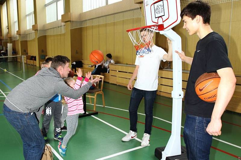 Nymburští basketbalisté sportovali s dětmi 