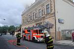 Den se záchranáři a hašení střechy sokolovny. Potom došlo i na evakuaci lidí