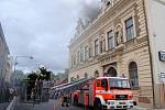 Den se záchranáři a hašení střechy sokolovny. Potom došlo i na evakuaci lidí