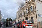 Den se záchranáři a hašení střechy sokolovny. Potom došlo i na evakuaci lidí