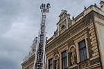 Den se záchranáři a hašení střechy sokolovny. Potom došlo i na evakuaci lidí