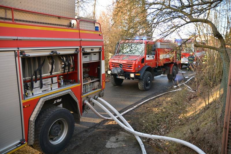 Hasiči likvidovali požár garáže v obci Luka pod Medníkem.