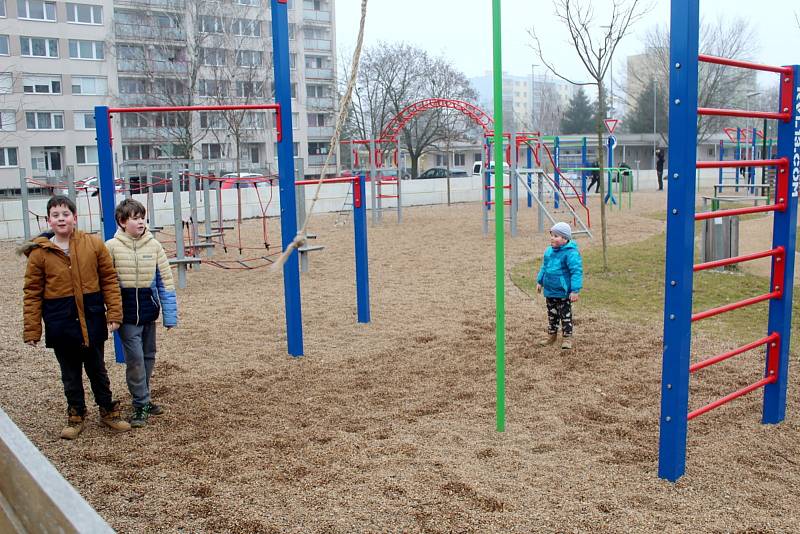 V Nymburce jsou sice dětská hřiště otevřená, ale vzhledem k počasí je vyhledávají jen jednotlivci.