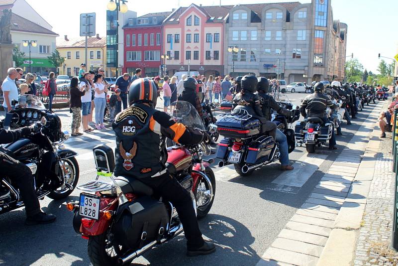 Za start letošní První míle si královéhradecký H.O.G Chapter klub sdružující majitele nablýskaných harlejů vybral nymburské náměstí.