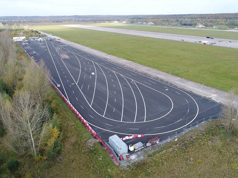 Místem, kde se možná rodí budoucnost světového automobilismu, je zkušební polygon pro testování chytrých prvků do aut u Milovic na Nymbursku.