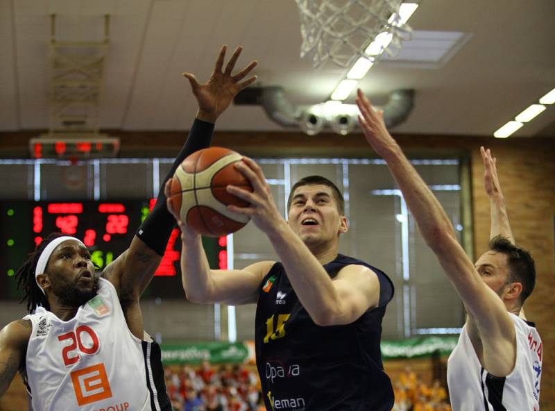 Z basketbalového utkání Nymburk - Opava (100:64)