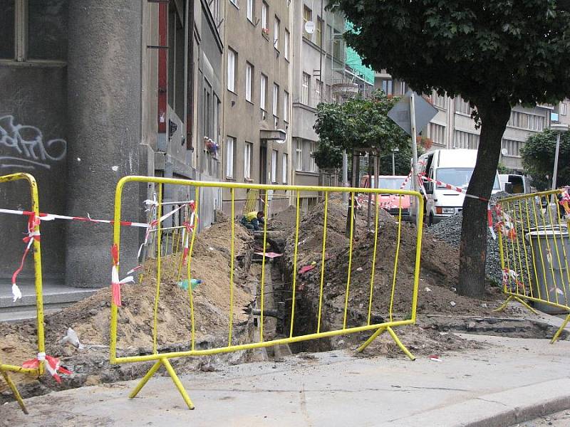 Poděbrady zažívají v těchto dnech ve špičkách dopravní peklo. Silničáři a dělníci na stavbě městských cyklostezek pracují na mnoha místech. Těžké chvíle prožívají i chodci.