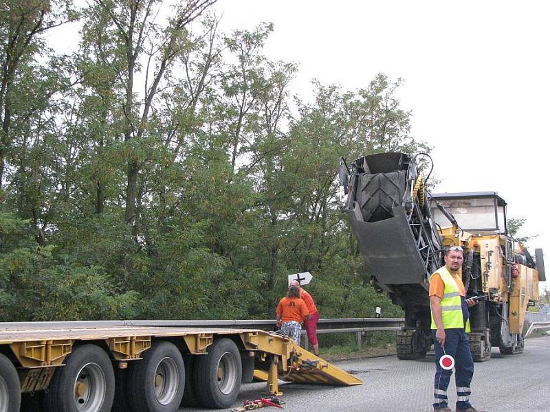 Poděbrady zažívají v těchto dnech ve špičkách dopravní peklo. Silničáři a dělníci na stavbě městských cyklostezek pracují na mnoha místech. Těžké chvíle prožívají i chodci.