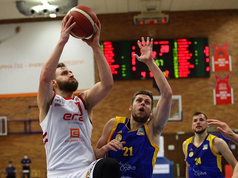 Z basketbalového utkání Kooperativa NBL Nymburk - Opava (87:70)