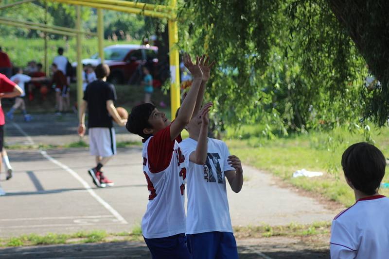 Ze streetbalového turnaje na nymburské Remanenci