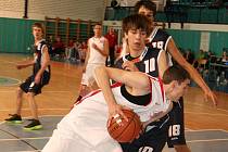 Basketbaloví junioři Nymburka (ve světlém) vyhráli oba zápasy na své palubovce nad týmem Děčína 