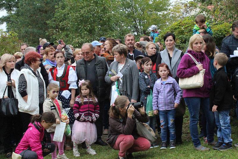 Dožínkovou slavnost V zámku a v podzámčí uspořádalo Polabské muzeum společně s obcí Přerov nad Labem a majitelem zámku Českým rozhlasem už tradičně ve skanzenu a přilehlém zámku.