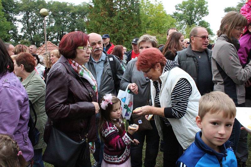 Dožínkovou slavnost V zámku a v podzámčí uspořádalo Polabské muzeum společně s obcí Přerov nad Labem a majitelem zámku Českým rozhlasem už tradičně ve skanzenu a přilehlém zámku.