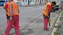 Poděbrady zažívají v těchto dnech ve špičkách dopravní peklo. Silničáři a dělníci na stavbě městských cyklostezek pracují na mnoha místech. Těžké chvíle prožívají i chodci.