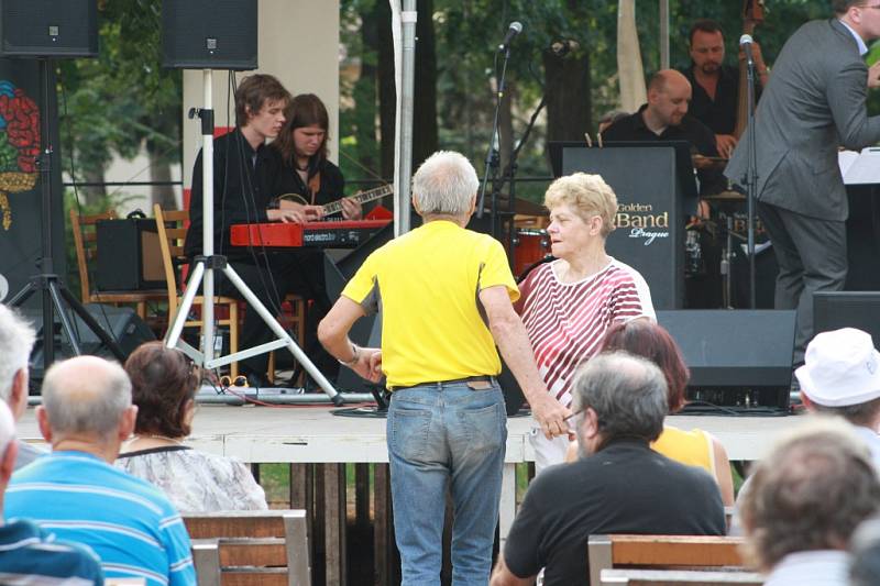 Poděbradské swingování zahájil Golden Big Band Prague Petra Soviče.