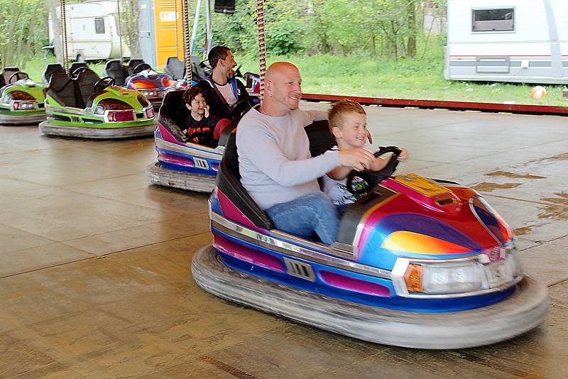 Lunapark nabízí atrakce za nádražím v Poděbradech.