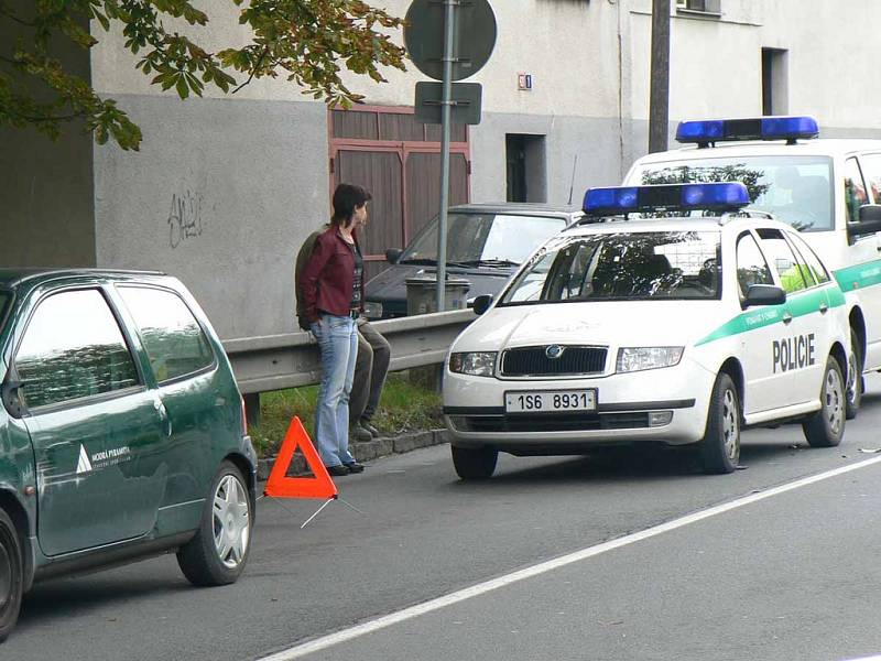 Na Velkých Valech došlo k bočnímu střetu osobáku a nákladního vozu