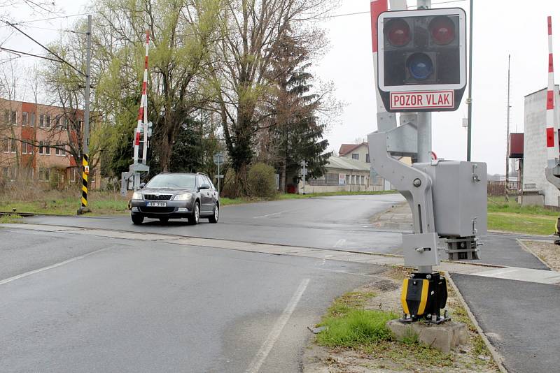 Pražská ulice a železniční přejezd u pivovaru v Nymburce.