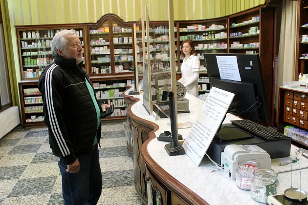 Historická lékárna na lázeňské kolonádě vedle hotelu Tlapák je znovu v provozu.