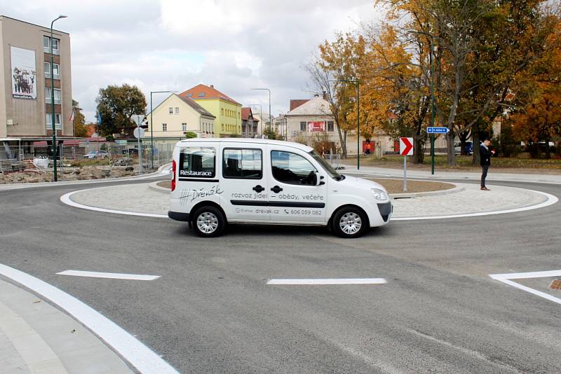 Z otevření kruhového objezdu u bazénu a budovy policejního ředitelství v Nymburce.